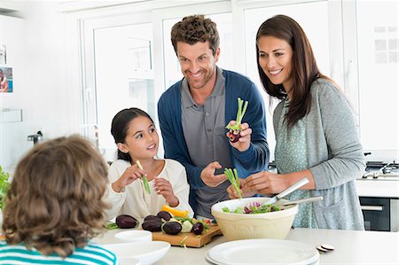 simsearch:6108-06907066,k - Family preparing food in the kitchen Stock Photo - Premium Royalty-Free, Code: 6108-06907607