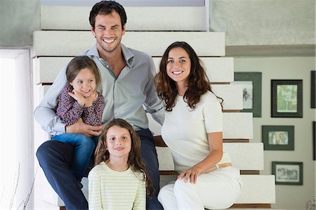 simsearch:6108-06907623,k - Family sitting on steps and smiling Photographie de stock - Premium Libres de Droits, Code: 6108-06907630