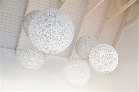 Low angle view of nest shaped lamps hanging from ceiling, South Africa Fotografie stock - Premium Royalty-Free, Codice: 6108-06908185