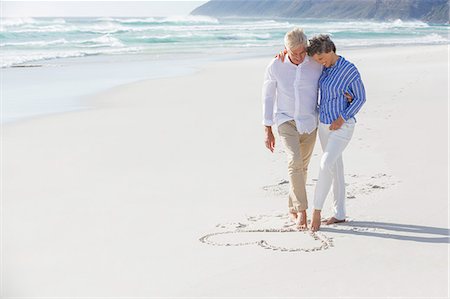 simsearch:649-07520161,k - Couple drawing heart shape on sand with their feet Stock Photo - Premium Royalty-Free, Code: 6108-08663058