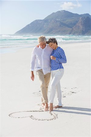 simsearch:649-07520161,k - Couple drawing heart shape on sand with their feet Stock Photo - Premium Royalty-Free, Code: 6108-08663059