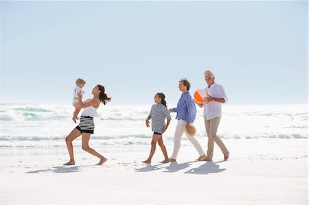Multi-generation family walking on the beach Foto de stock - Sin royalties Premium, Código: 6108-08663076