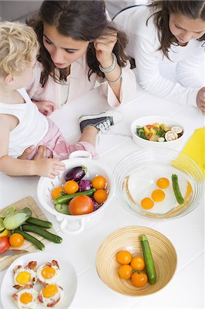 simsearch:695-03378605,k - Happy young family preparing vegetables at home Stock Photo - Premium Royalty-Free, Code: 6108-08663142