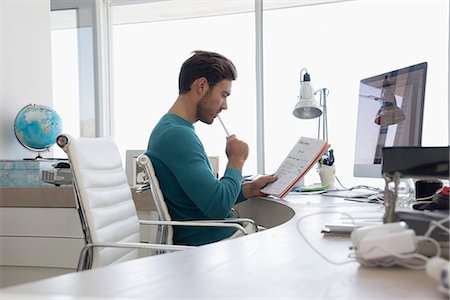 person desktop computer office - Young businessman working in an office Foto de stock - Sin royalties Premium, Código: 6108-08663289