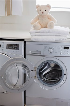 simsearch:6108-06907069,k - Teddy bear on washing machine at home Stock Photo - Premium Royalty-Free, Code: 6108-08663202