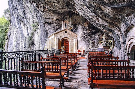 spain - Caves of Covadonga, Asturias, Spain Foto de stock - Sin royalties Premium, Código: 6108-08637121