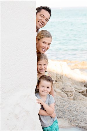 simsearch:400-04654755,k - Family portrait, parents with their children stacked behind a wall Foto de stock - Sin royalties Premium, Código: 6108-08637287