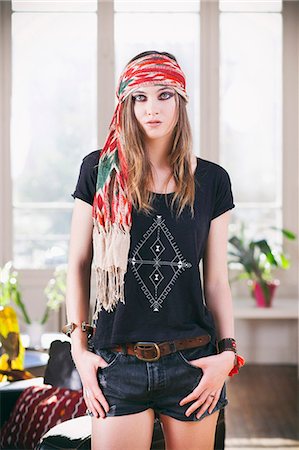 Young woman in shorts, t-shirt and headband "Sanhadja" Photographie de stock - Premium Libres de Droits, Code: 6108-08637329