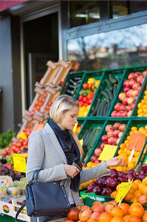 simsearch:6113-07790833,k - Pretty blonde woman buying healthy food on the market Stock Photo - Premium Royalty-Free, Code: 6108-08943498