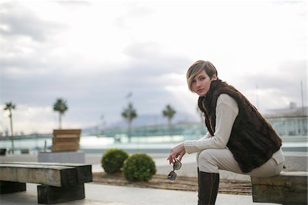 simsearch:614-06896619,k - Woman sitting on a bench in citycenter close to the harbour Foto de stock - Sin royalties Premium, Código: 6108-08943517