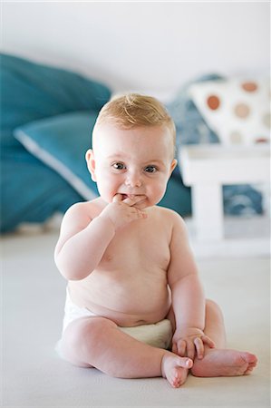 Portrait of a 1 year old baby in summer Foto de stock - Sin royalties Premium, Código: 6108-08909018