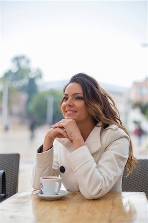 simsearch:614-06896619,k - Portrait of a pensive woman smiling at the outdoor terrace of a cafe Foto de stock - Sin royalties Premium, Código: 6108-08909830