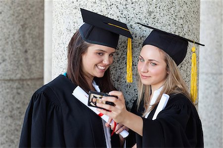 Young graduating student taking a picture of herself and her smiling friend Foto de stock - Sin royalties Premium, Código: 6109-06003578