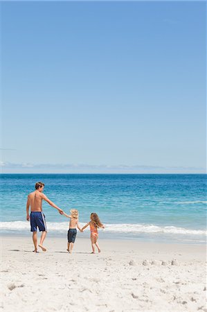 simsearch:6109-06003758,k - Young father walking with his little children towards the sea Stock Photo - Premium Royalty-Free, Code: 6109-06003756