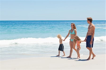 simsearch:6109-06003758,k - Young family walking along the sea Stock Photo - Premium Royalty-Free, Code: 6109-06003763