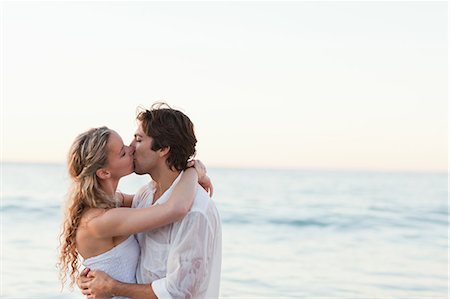 Jeune couple s'embrassant dans la mer Photographie de stock - Premium Libres de Droits, Code: 6109-06003842