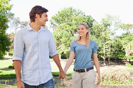 Smiling young couple taking a walk in the park Foto de stock - Sin royalties Premium, Código: 6109-06004475