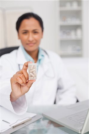 drugs (recreational) - Pills being held by a serious doctor Stock Photo - Premium Royalty-Free, Code: 6109-06006920