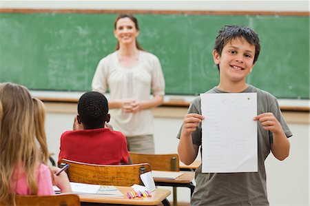 Garçonnet souriant montrant les résultats de son test Photographie de stock - Premium Libres de Droits, Code: 6109-06007555