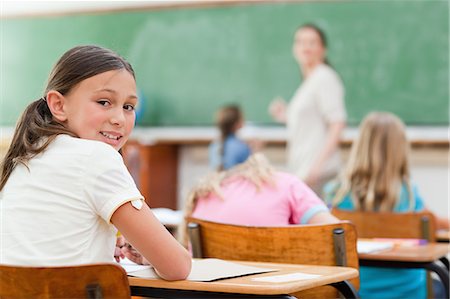 sala de clases - Elementary student turned around in class Foto de stock - Sin royalties Premium, Código: 6109-06007511