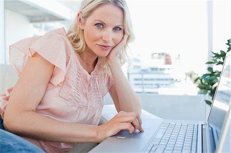 elbow - Portrait of a blonde on a laptop Stock Photo - Premium Royalty-Free, Code: 6109-06195049