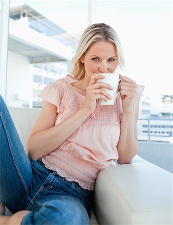 Portrait of a blonde drinking a coffee Foto de stock - Sin royalties Premium, Código: 6109-06195059