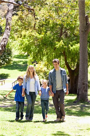 Une famille heureuse, marcher dans le parc Photographie de stock - Premium Libres de Droits, Code: 6109-06195182