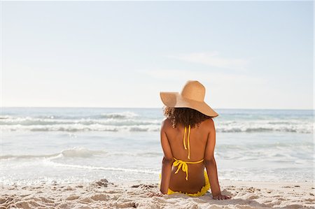 Young attractive woman looking at the ocean while sunbathing Foto de stock - Sin royalties Premium, Código: 6109-06195299