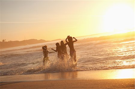 Young happy women dancing in the water at sunset Foto de stock - Sin royalties Premium, Código: 6109-06195394