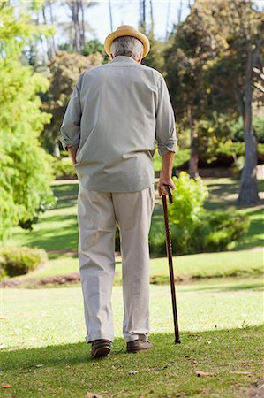 Old man with walking stick in park Foto de stock - Sin royalties Premium, Código: 6109-06195430