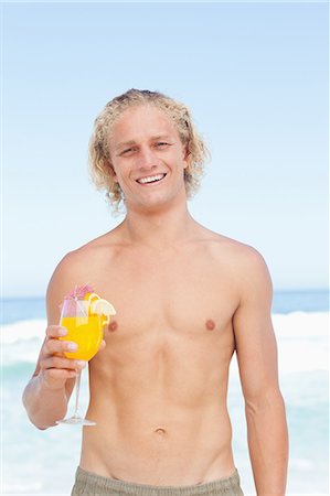 summer beach activities - Man wearing a swimsuit while holding a cocktail Stock Photo - Premium Royalty-Free, Code: 6109-06195507