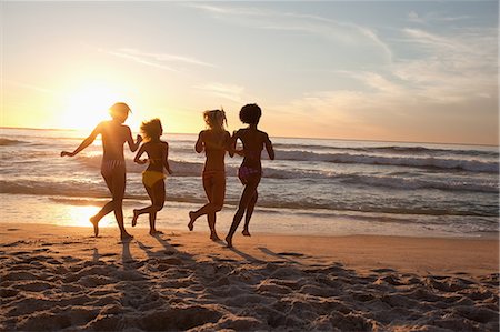 simsearch:6109-06003758,k - Four friends running across sand with the horizon in the background Stock Photo - Premium Royalty-Free, Code: 6109-06195653