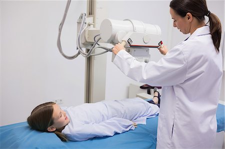 simsearch:6109-06195988,k - Female doctor doing a radiography on a girl Foto de stock - Sin royalties Premium, Código: 6109-06195985