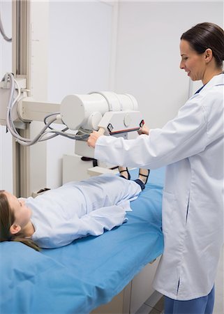 simsearch:6109-06195988,k - Female doctor doing a radiography on a patient Foto de stock - Sin royalties Premium, Código: 6109-06195986