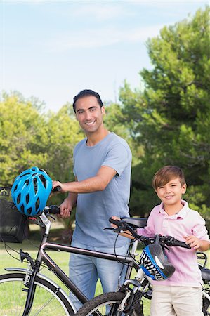 Smiling father and son with their bikes Photographie de stock - Premium Libres de Droits, Code: 6109-06684782