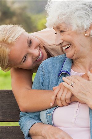 Elderly woman laughing with her adult daughter Foto de stock - Sin royalties Premium, Código: 6109-06684988