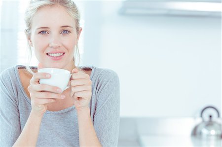Radiant woman drinking a cup of tea Foto de stock - Sin royalties Premium, Código: 6109-06781541