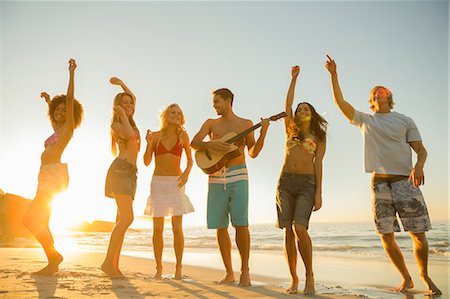 friends together - Group of friends having a party on the beach Foto de stock - Sin royalties Premium, Código: 6109-06781578