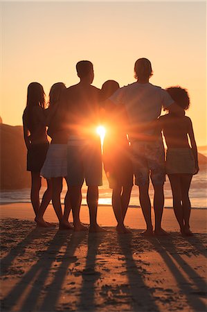 simsearch:6109-06781574,k - Group of people standing on the beach Foto de stock - Sin royalties Premium, Código: 6109-06781787