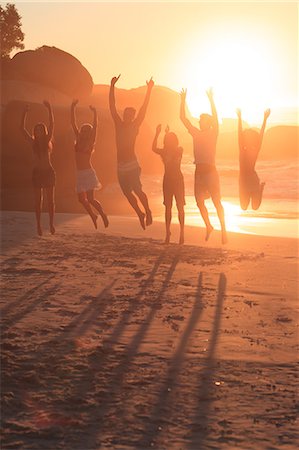 simsearch:6109-06781574,k - Group of friends jumping during sunset Foto de stock - Sin royalties Premium, Código: 6109-06781786