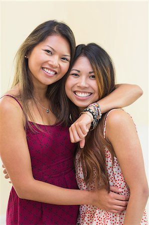 simpático - Two smiling women posing for the camera in the living room Foto de stock - Sin royalties Premium, Código: 6109-07497181