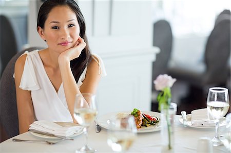 elegant sophisticated women - Beautiful smiling young woman at meal table Foto de stock - Sin royalties Premium, Código: 6109-07600881