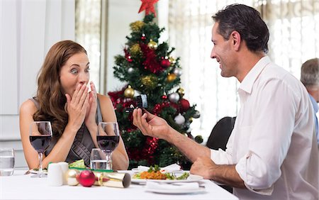 Man proposing a surprised woman in the restaurant Foto de stock - Sin royalties Premium, Código: 6109-07600958