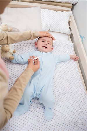 simsearch:693-07456416,k - Mother checking ailing babys temperature Foto de stock - Sin royalties Premium, Código: 6109-07600989
