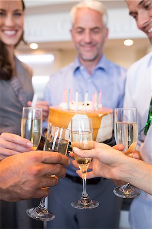 Closeup of people with champagne flutes and cake Foto de stock - Sin royalties Premium, Código: 6109-07600937