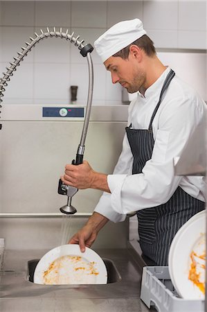 simsearch:6109-07601170,k - Kitchen porter cleaning plates in sink Stock Photo - Premium Royalty-Free, Code: 6109-07601145