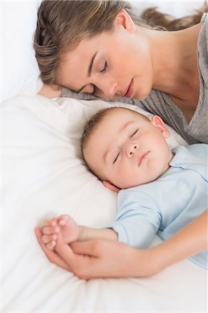 simsearch:6109-08390041,k - Mother sleeping with baby son on bed Stock Photo - Premium Royalty-Free, Code: 6109-07601322