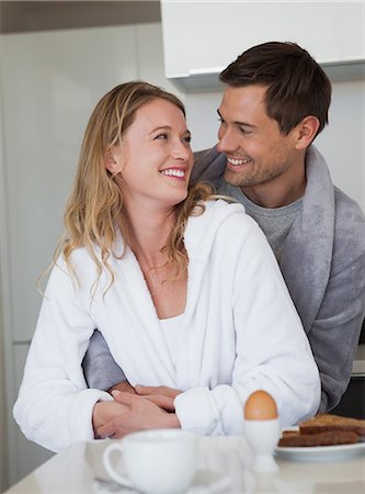 Loving young couple looking at each other in kitchen Foto de stock - Sin royalties Premium, Código: 6109-07601560