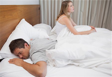 Couple not talking after an argument in bed Photographie de stock - Premium Libres de Droits, Code: 6109-07601532