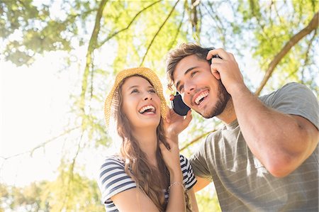 Cute couple listening music in the park Photographie de stock - Premium Libres de Droits, Code: 6109-08203125